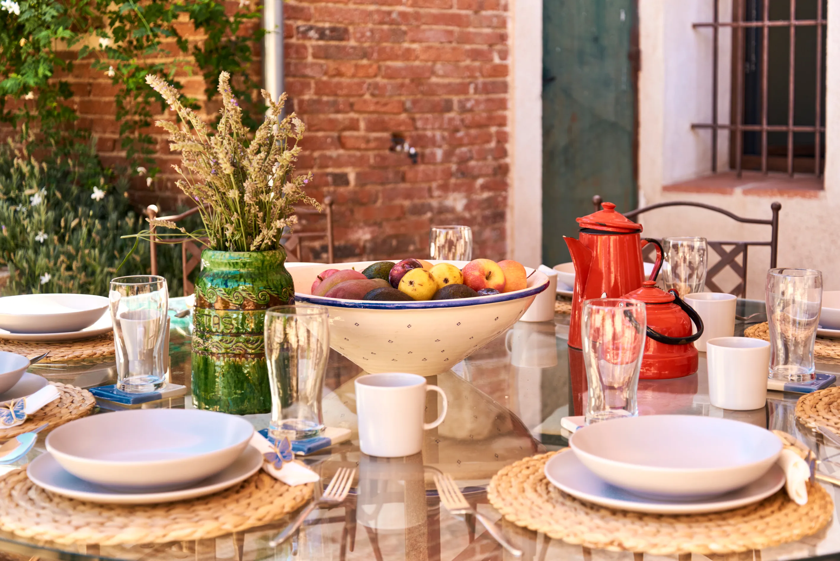 Comedor con la mesa puesta
