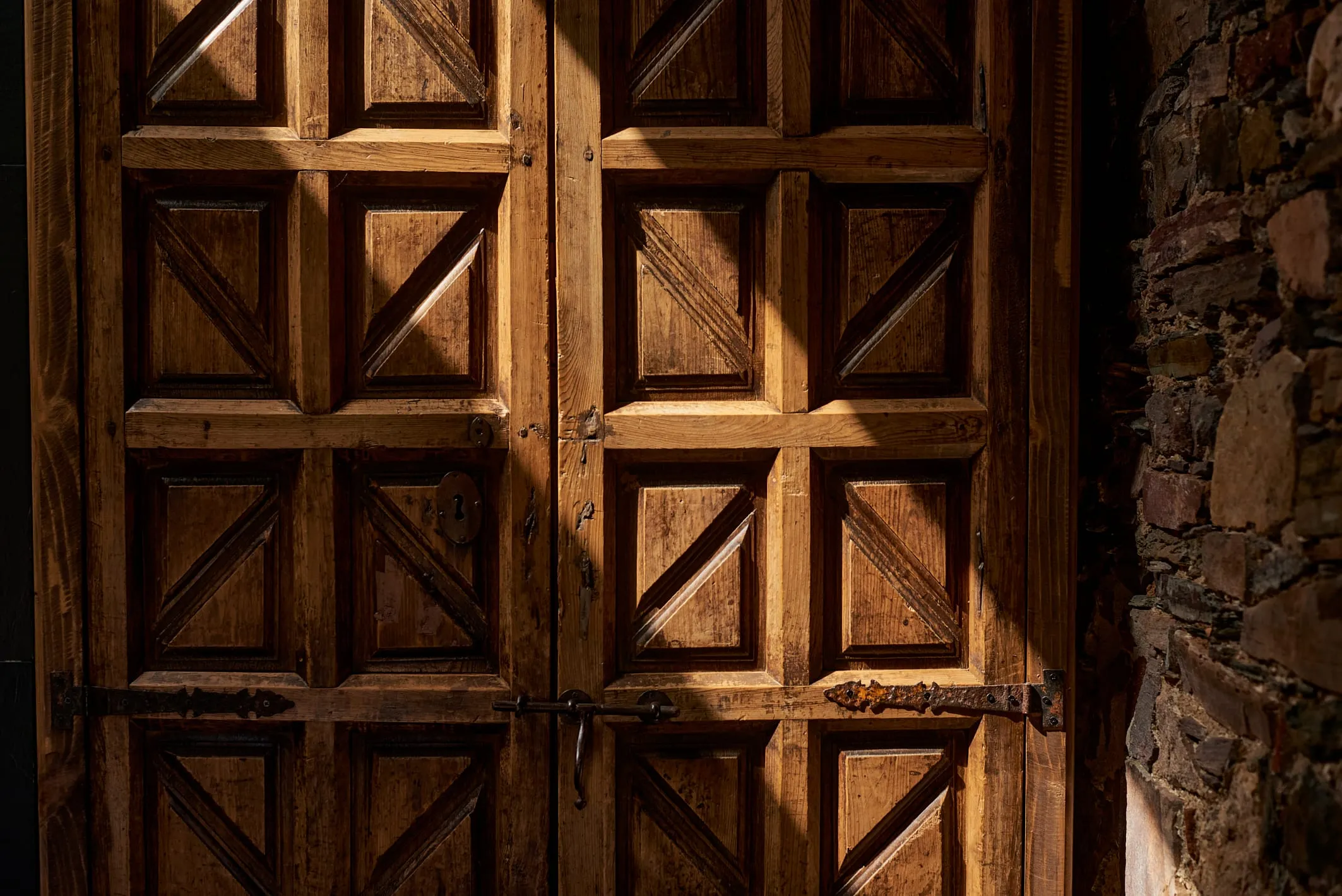Puerta de madera tallada